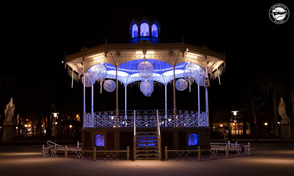 The city, Vitoria, that Alavés are from has turned blue and white  #100AñosGloriosos  