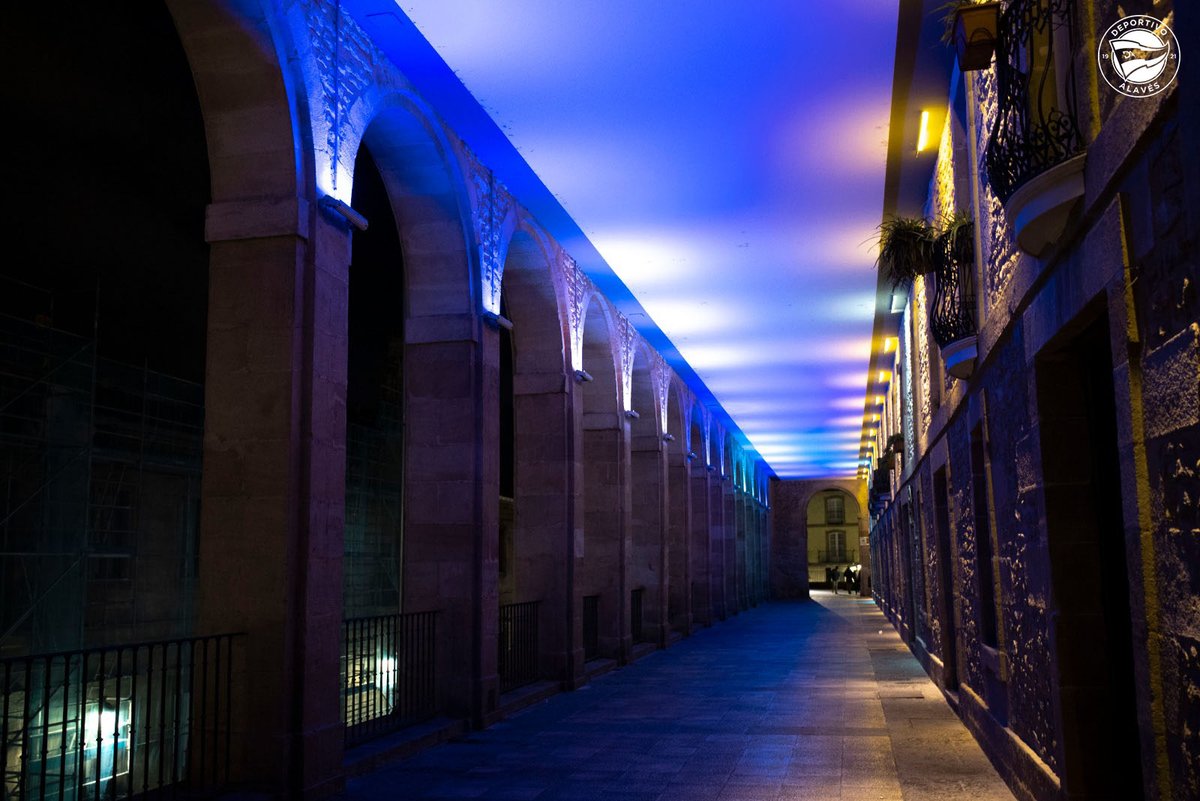 The city, Vitoria, that Alavés are from has turned blue and white  #100AñosGloriosos  