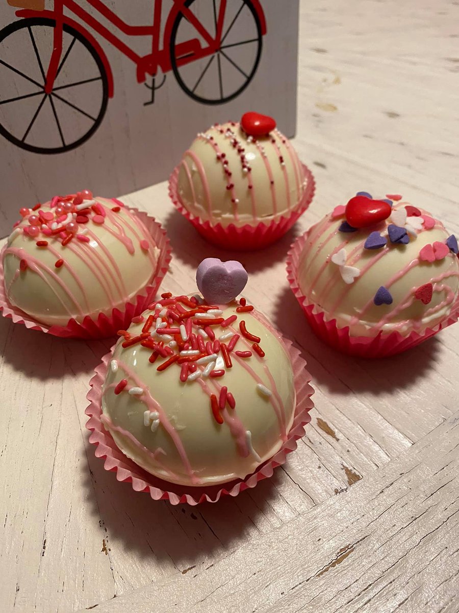 thedallygrind's tweet photo. Hot cocoa with Valentine's surprise These are new and available at https://t.co/cKu5g39yjr 
#lovebox #dallygrind #coffee #tea #truffles #treatyourself #giftbox  #supportlocal #family #connection #cozy #warm #whitechocolate #milkchocolate #Valentines #Valentinesurprise https://t.co/aqTkuQZXiZ