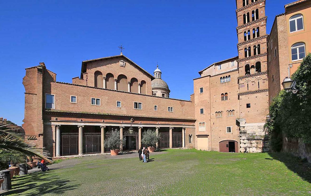 11) By the 4th century the structures of the Claudium were already being scavenged for building materials, with column capitals taken for use in an early-Christian church built at the temple's south-west corner - later to become the Basilica of Saints John and Paul.  #LostRome