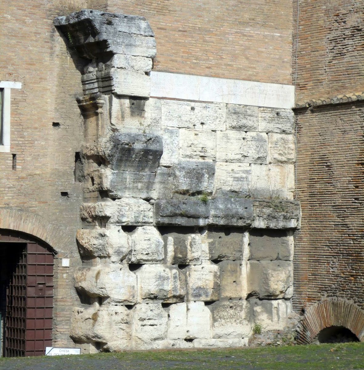 12) It was here in 1099 that a bell tower was added to the basilica, using as foundations a surviving corner of the Claudium's travertine enclosure wall. This section of wall is still preserved in the base of the campanile today.  #LostRome