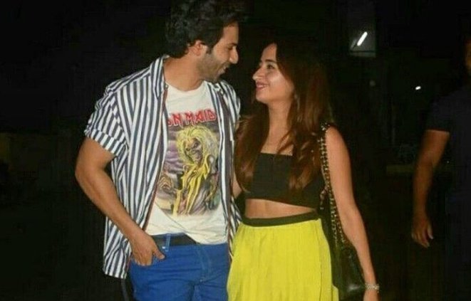 varunsdiary's tweet photo. He adores her more than she knows.. 🙈❤ @Varun_dvn #NatashaDalal #VarunKiShaadi #VarunWedsNatasha #VarunNatashaWedding https://t.co/SK8KgqMCzC
