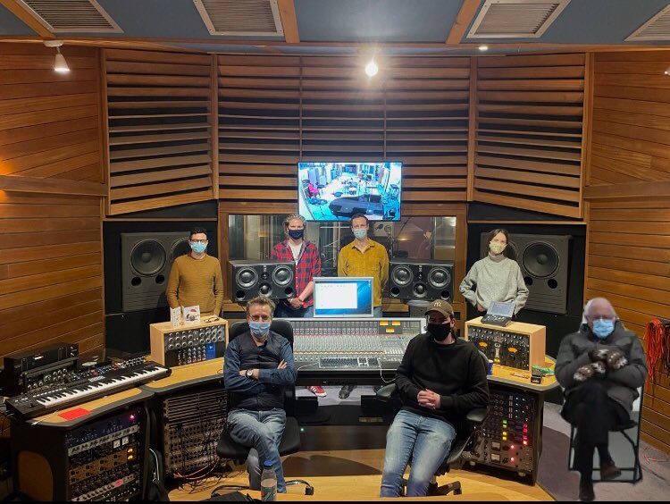 ChameleonLady51's tweet photo. Cheers @BernieSanders for lending us your ears during our recording sessions🙌🏼 You’re a top bloke!! #bandwagon #berniesanders #cold #topbloke #puttheheatingon #sorrynotsorry #foryou #fyp #music #recordingstudio https://t.co/ARUHRVuPNK