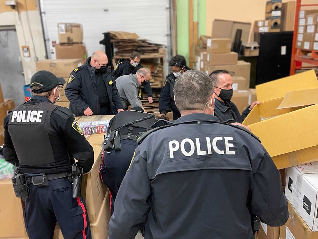 wpgpolice's tweet image. Partnerships are paramount in policing. We’re humbled to partner w/ @QCWinnipeg &amp;amp; @UrbanTactical through the #wpsDressForSuccess program. Entering its 6th year 30,000 items of clothing have been shared w/ students needing a little support. #WPSCommunity