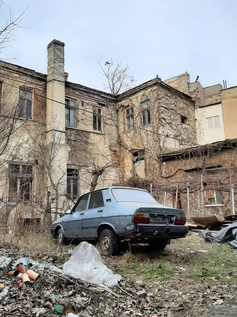 It's also my first time visiting  #Constanta. Passed tru many times, never managed to stop til now. First impression? What a lot of faded grandeur! I 'like' a wee bit of neglect, but boy, some parts or really derelict or plain simply overshadowed by brutalist structures.