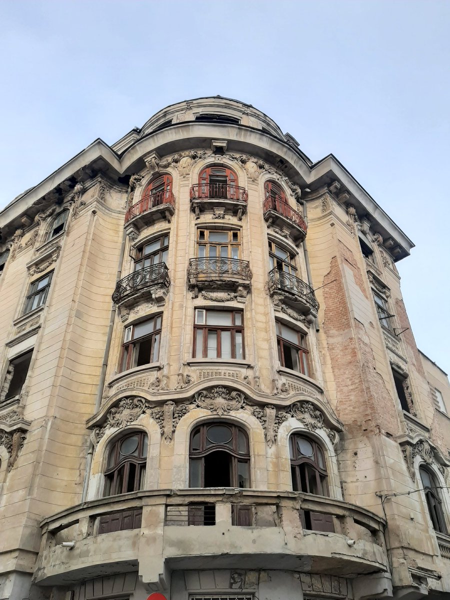 It's also my first time visiting  #Constanta. Passed tru many times, never managed to stop til now. First impression? What a lot of faded grandeur! I 'like' a wee bit of neglect, but boy, some parts or really derelict or plain simply overshadowed by brutalist structures.