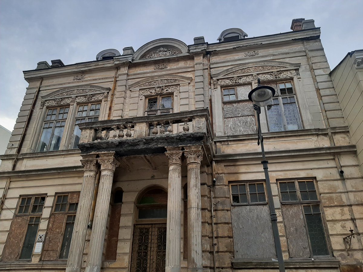 It's also my first time visiting  #Constanta. Passed tru many times, never managed to stop til now. First impression? What a lot of faded grandeur! I 'like' a wee bit of neglect, but boy, some parts or really derelict or plain simply overshadowed by brutalist structures.
