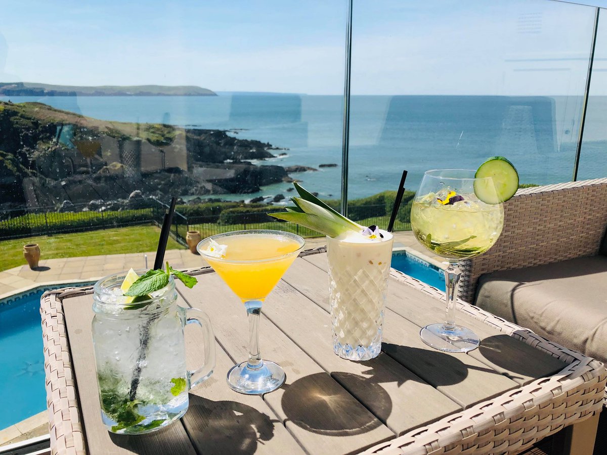WatersmeetHotel's tweet photo. Dreaming of sunny Saturday summer afternoons! ☀️🍸 https://t.co/gxjLKRHWyF