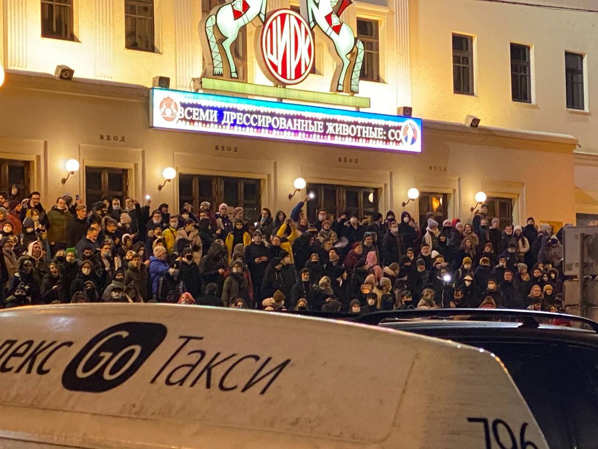 jackdanielss76's tweet image. Вывеска над протестующими отлично иллюстрирует происходящее 😂