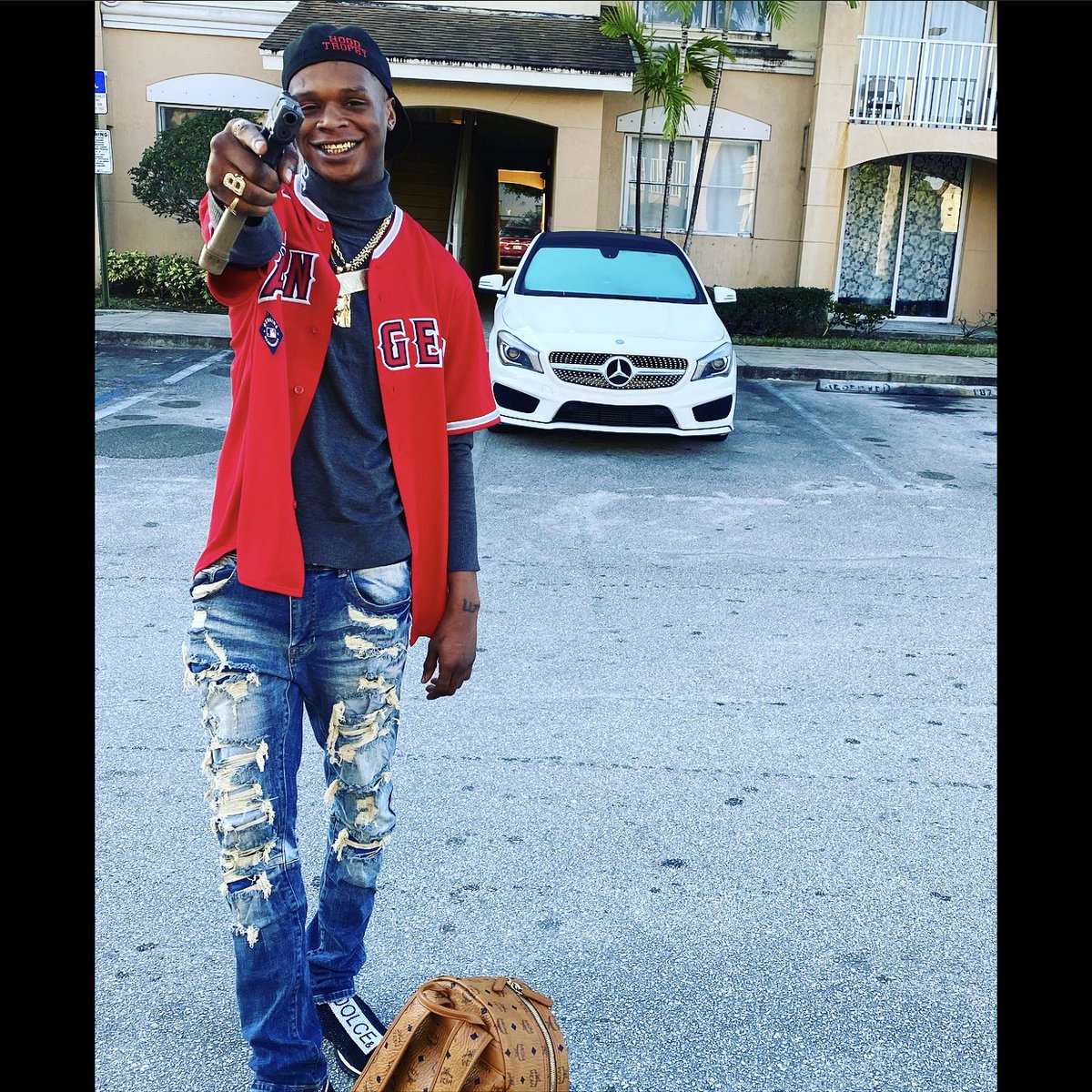 hoodtrophybino_'s tweet photo. Stayed alive inside the trenches, yeah, I made it , Look at me now, I'm shittin' in they faces πππΉπ° clothing-@hoodtrophy_cl #miamiflorida #explorepage #yeahimadeit #moneymen #trophy https://t.co/jt9FRDkbC9