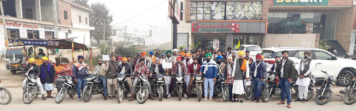 BhullarLaljit's tweet photo. ਸਾਡੇ ਅੰਨਦਾਤਾ ਦੁਆਰਾ ਐਲਾਨੀ "26 ਜਨਵਰੀ ਟਰੈਕਟਰ ਰੈਲੀ" ਵਾਸਤੇ ਜਨਤਾ ਨੂੰ ਪ੍ਰੇਰਿਤ ਕਰਨ ਲਈ ਆਮ ਆਦਮੀ ਪਾਰਟੀ ਪੰਜਾਬ,ਜ਼ਿਲਾ ਤਰਨਤਾਰਨ ਵਿਖੇ ਸੀਨੀਅਰ ਆਗੂ ਲਾਲਜੀਤ ਸਿੰਘ ਭੁੱਲਰ ਜੀ ਦੀ ਅਗਵਾਈ ਹੇਠ ਮੋਟਰ ਸਾਇਕਲ ਮਾਰਚ ਕੱਢਿਆ ਗਿਆ। @ArvindKejriwal @JarnailSinghAAP @raghav_chadha @BhagwantMann #26JanDelhiTractorParade https://t.co/nYkCKSwWrt