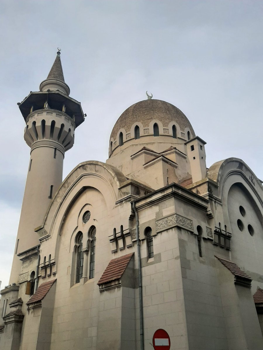But the old town has so much potential. Eclecticism, neo Renaissance, Art Nouveau, Ottoman era buildings.. if only all the ugliness between it would be tackled and at least an effort at restoration would be made. Constant could learn a lot from Odessa or Batumi in this regard.