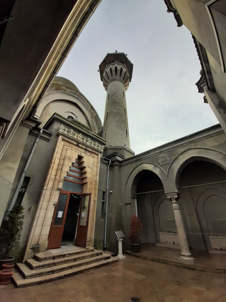 But the old town has so much potential. Eclecticism, neo Renaissance, Art Nouveau, Ottoman era buildings.. if only all the ugliness between it would be tackled and at least an effort at restoration would be made. Constant could learn a lot from Odessa or Batumi in this regard.