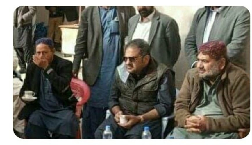 ZarshaKhan2's tweet photo. اگر کبھی قانون اور انصاف کو عملی طور پر مرتے نہیں دیکھا تو 
سندھ اسمبلی کے ممبران کی ماڈل کورٹس ضلع دادو قتل کے مقدمے کی پیشی کے موقع پر 
تصویریں ۔ قانون کی موت کا عملی نمونہ !!!!
#عدالت_میں_سیلفی https://t.co/dXhzENnQKQ