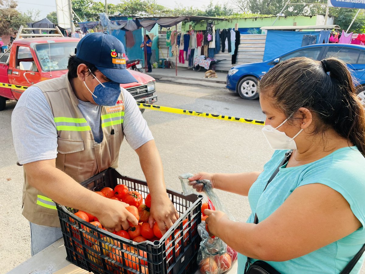 BAVeracruz's tweet photo. Ya nos encontramos en la brigada alimentaria que se esta llevando en la colonia “Las amapolas”( junto al centro de salud) ¡Te esperamos! #CombatiendoElHambre https://t.co/KSqwtiO8d3
