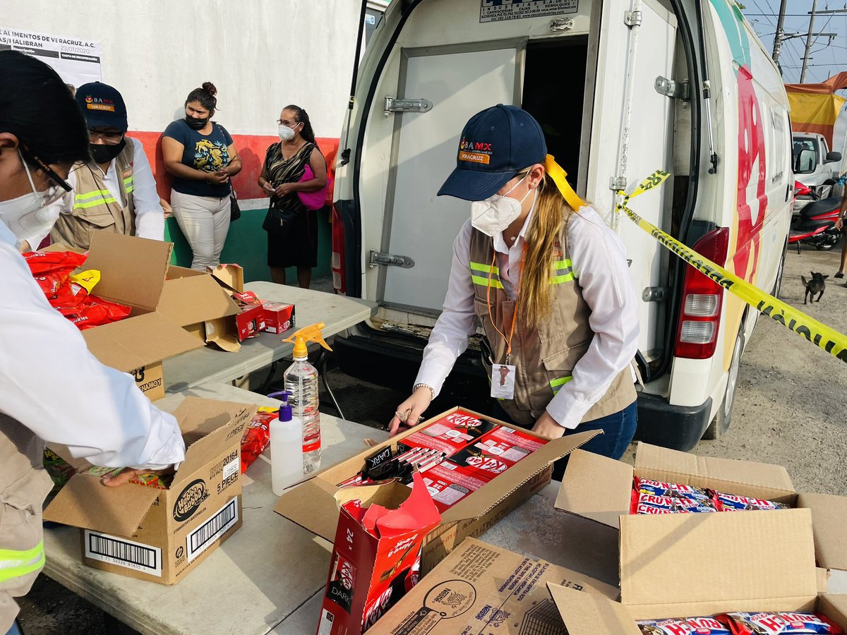 BAVeracruz's tweet photo. Ya nos encontramos en la brigada alimentaria que se esta llevando en la colonia “Las amapolas”( junto al centro de salud) ¡Te esperamos! #CombatiendoElHambre https://t.co/KSqwtiO8d3