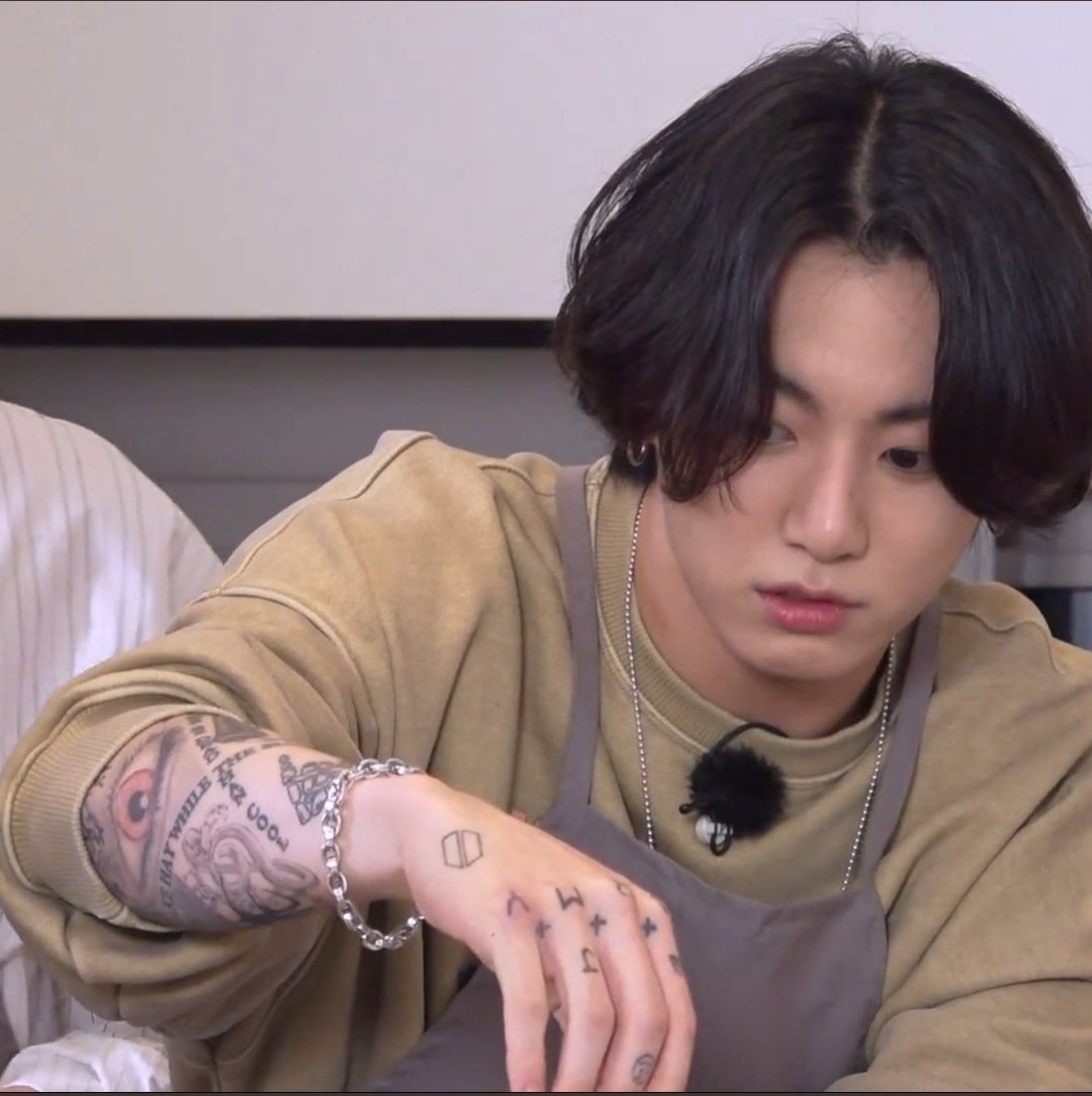 y__j177's tweet photo. Jungkook’s tattoo/s meaning because jungkook’s body art is the most beautiful 💗 ~a needed thread ♡ https://t.co/AUprN2Ta3x