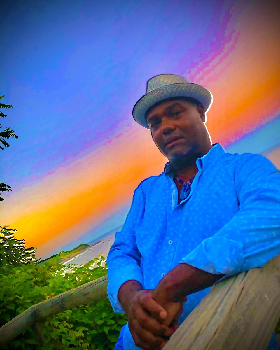 Knowing the #ArtisticEye of a colorful #photographer, creates an exposure that can Reign an expression to #CaptureTheMoment too #LivingAVibrantLife.  

🤗  Thank you my #Princess for this treasured still-live 📸 memory to one of our favorite upbringing sites.