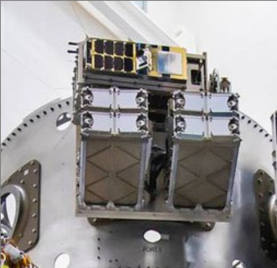 The canted small mount point at 135 deg on the upper ring is called Port 5. I am pretty sure this is GHGSat-Hugo lying on top of the  @Nanoracks dispensers for the  @SpireGlobal Lemurs. Again, blowup of  @LaunchPhoto image.