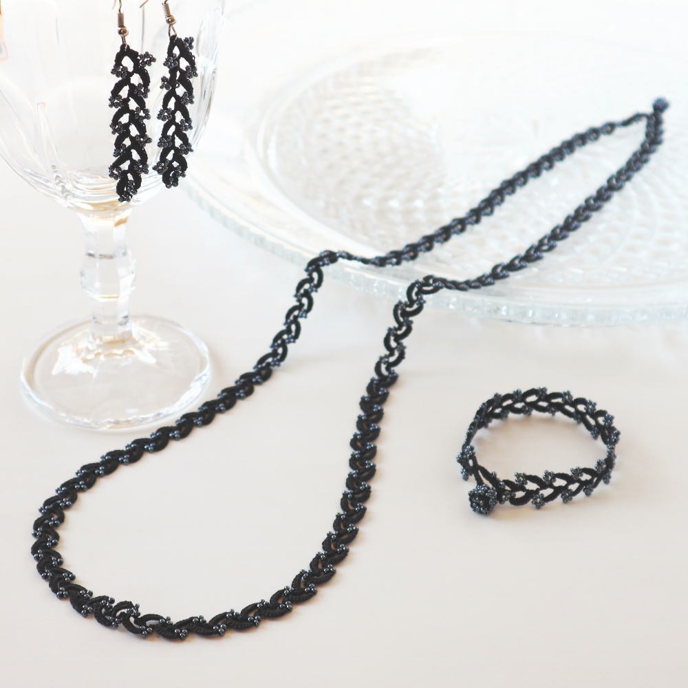 Ayturkの手作りオヤレース トゥーオヤの曲線に ビーズの小花 小川の流れをイメージした リヴィエール シリーズの ラリエット 1連 2連で使いやすい90 で作っています T Co Ypgj4qqnd4 ハンドメイド ラリエット ロングネックレス