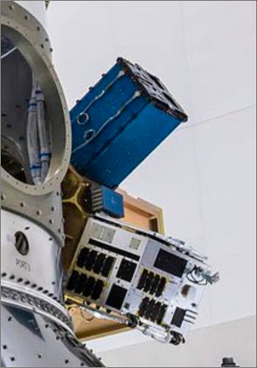 Another piece of  @LaunchPhoto's image showing the golden Sherpa-FX on lower ring port 4, with a blue cubesat dispenser canted up and one of the white Hawk 2 sats canted down