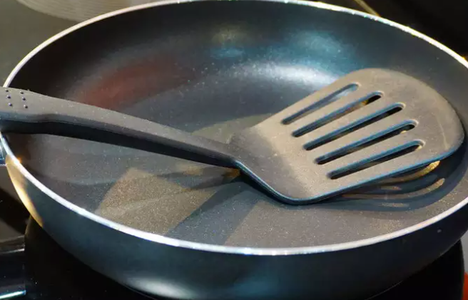 Most of the people think that non-stick is the healthiest option for cooking any food. Lately, several reports have suggested that non-stick cookware must be avoided as it can cause cancer when used at a high temperature.