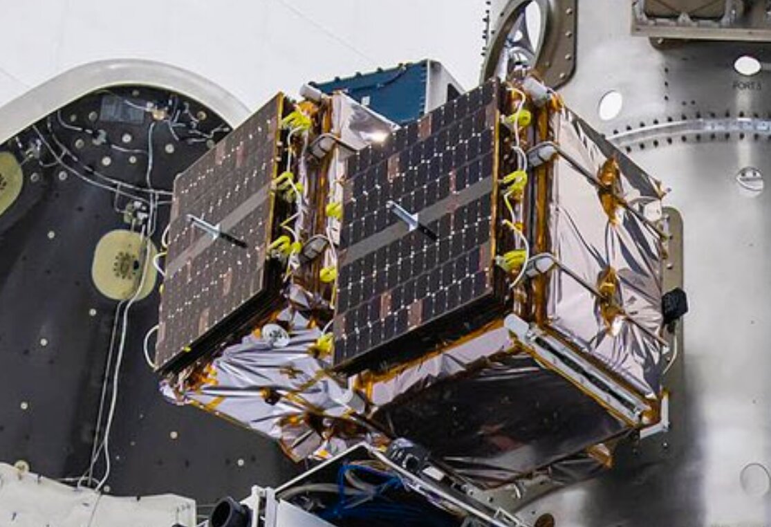 Middle ring port 2 is EXOLAUNCH's EXOPORT-1 mounting two ICEYE sats (photo:  @LaunchPhoto )