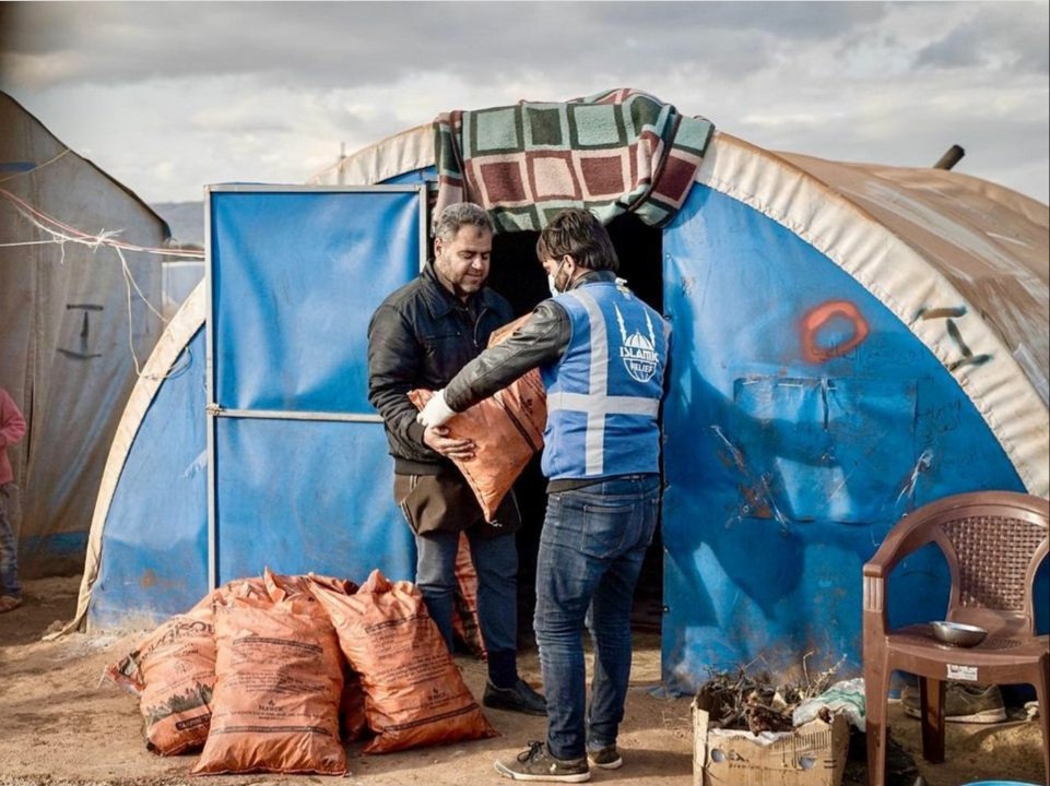 TufailH's tweet photo. #SYRIA—In Idlib around 50,000 internally displaced persons in more than 100 refugee camps have been hit hard by recent heavy rainfall and floods

Our teams are on the ground distributing essentials: tents, blankets, hygiene kits and food packs.

Visit: https://t.co/u9TFjfVbz2 https://t.co/K6GXojnuYP