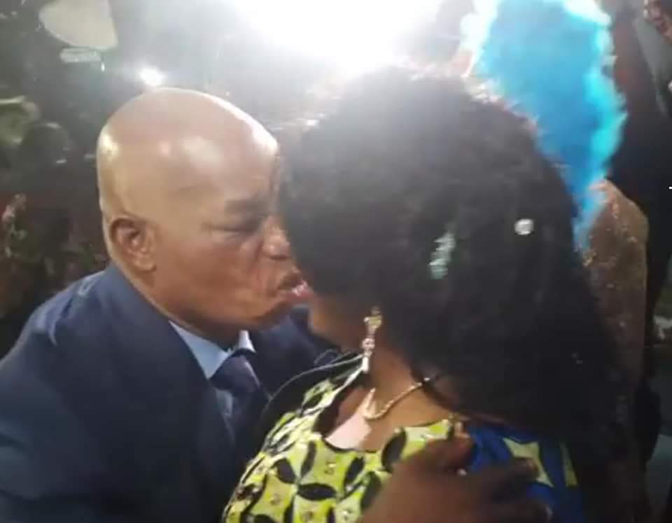 HonoreMvula1's tweet photo. Heureux mariage au président Gabriel Mokia désormais marié à Yollande Malobo, ancienne journaliste à la RTVS1...

#MariageCoutumier
#PhotoYollandeKamataBisou😘 

Steeve M https://t.co/KC8u9v9kbv