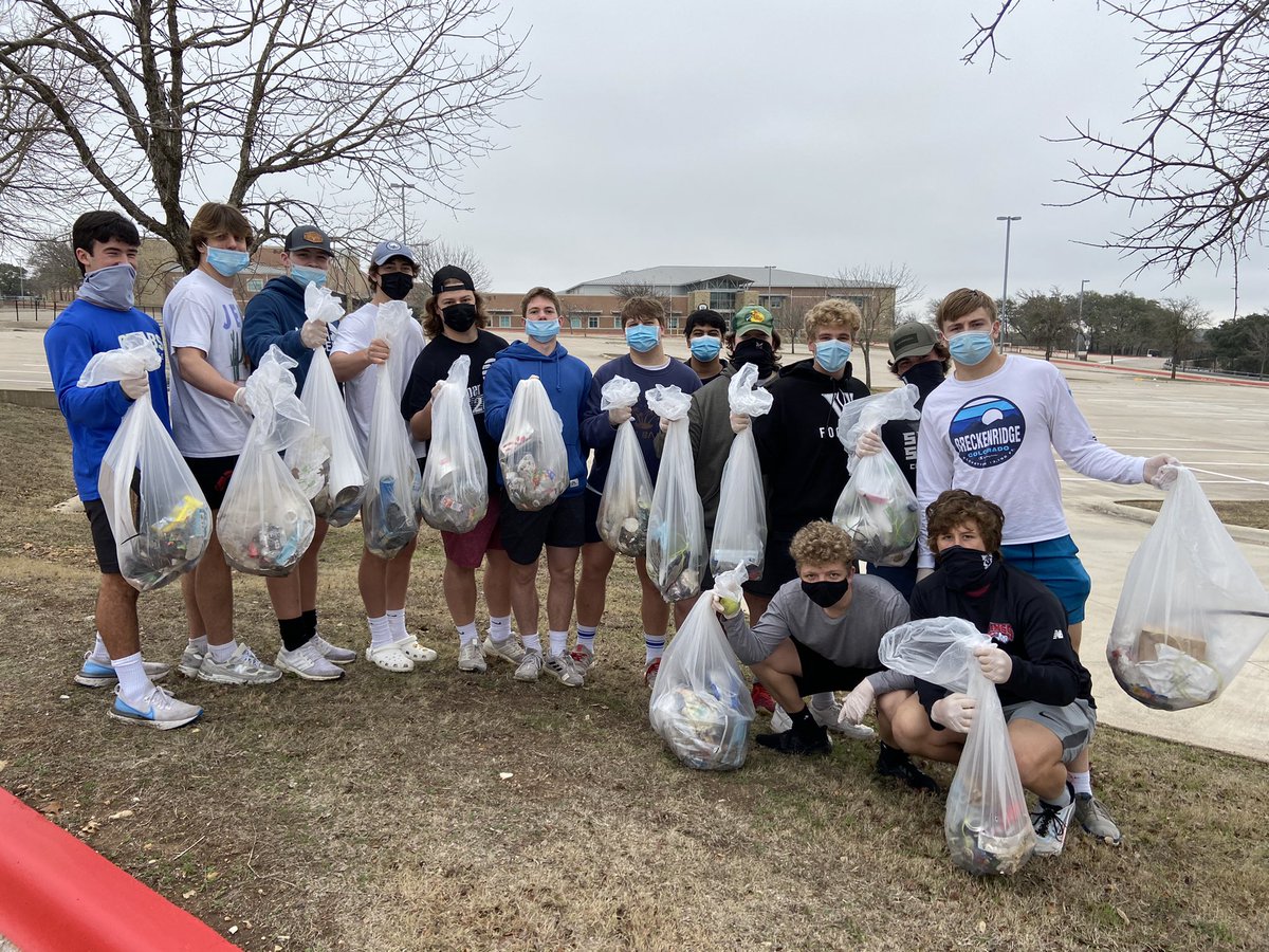 VHSFootball's tweet photo. Proud of our guys serving on a Saturday morning.  Picking up trash 🗑 all around @VandegriftHS and @MiddlePoints #keepvandyclean https://t.co/eewLhyHyms