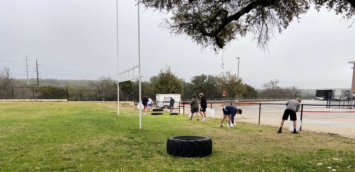 VHSFootball's tweet photo. Proud of our guys serving on a Saturday morning.  Picking up trash 🗑 all around @VandegriftHS and @MiddlePoints #keepvandyclean https://t.co/eewLhyHyms