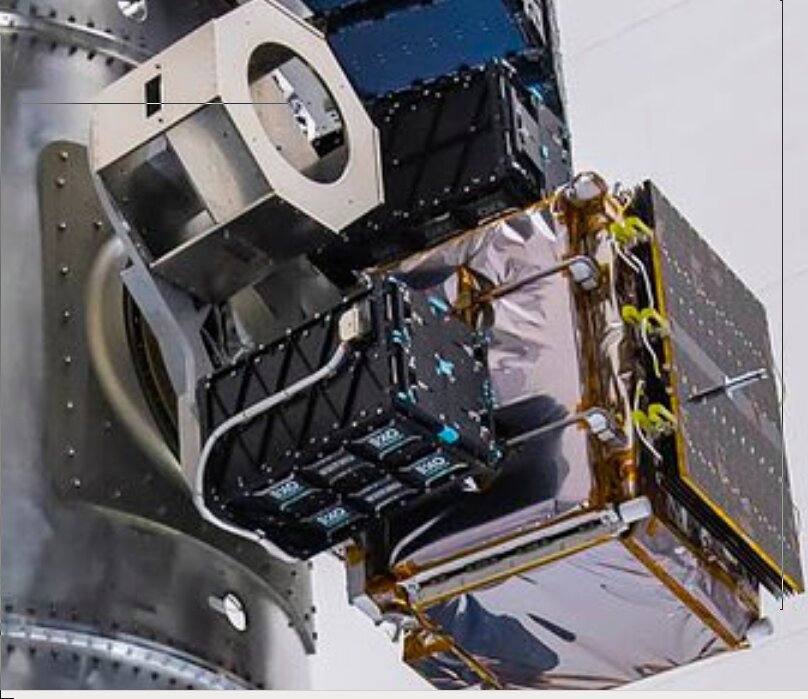 Middle ring port 3 is EXOLAUNCH EXOPORT-2 with the dummy sat at left, the third ICEYE at right, and two black cubesat deployers with 24 SpaceBEEs, AI Charlie, PIXL 1 and SOMP2b (photo  @LaunchPhoto)