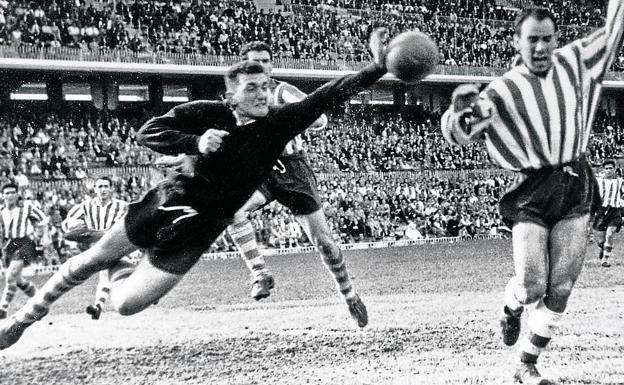 90-year-old Javier Berasaluce will tonight take the honorary kick off before Deportivo Alavés - Real Madrid.He started his professional career with Alavés at 20 and helped them reach Primera Division in 1954, before he signed with Real Madrid.