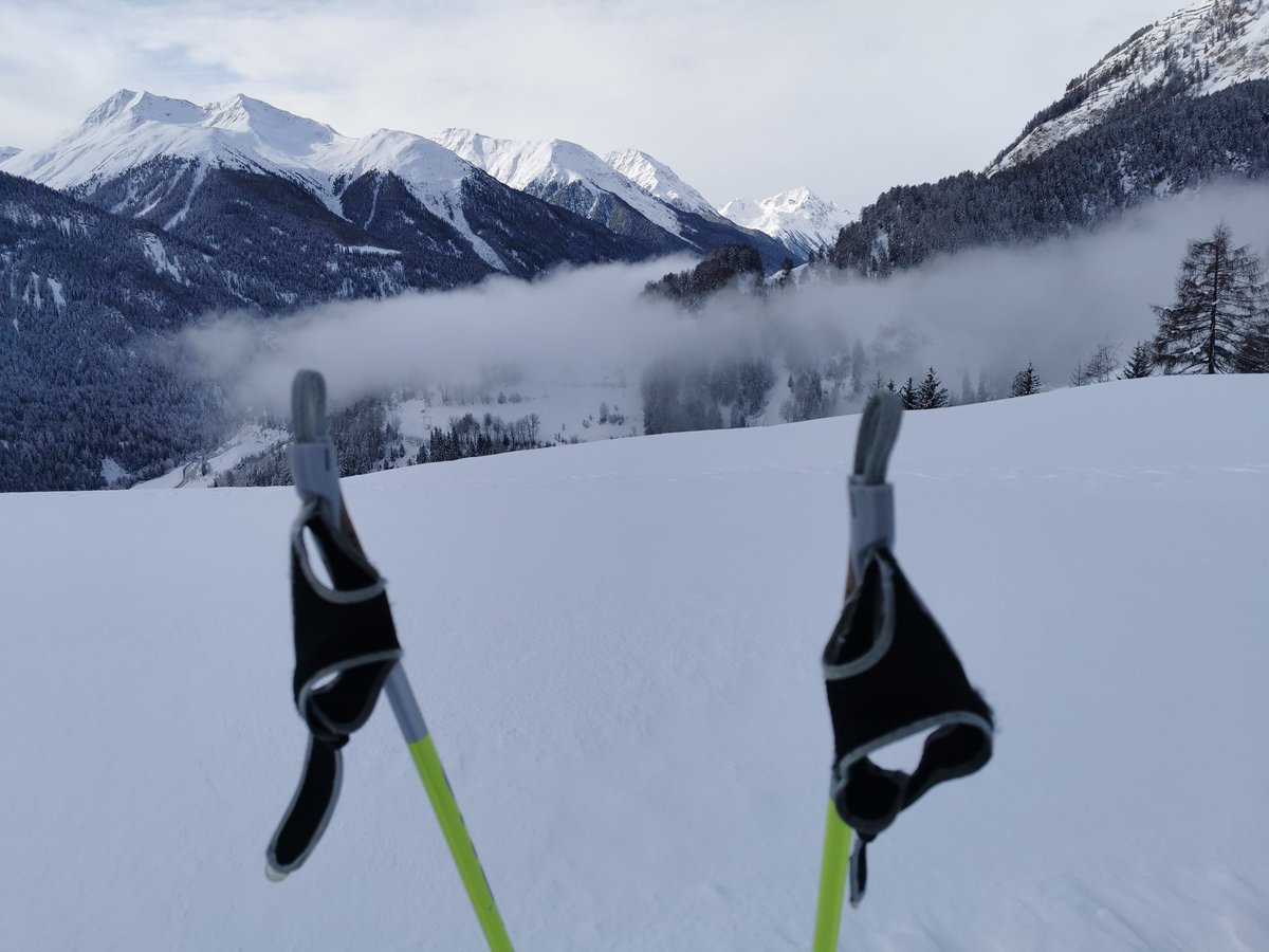 24 Std. ohne TV, Internet und Telefonnetz in #Ftan - fast nicht mehr auszuhalten. Das Buch zu Hause vergessen, so blöd 🤪