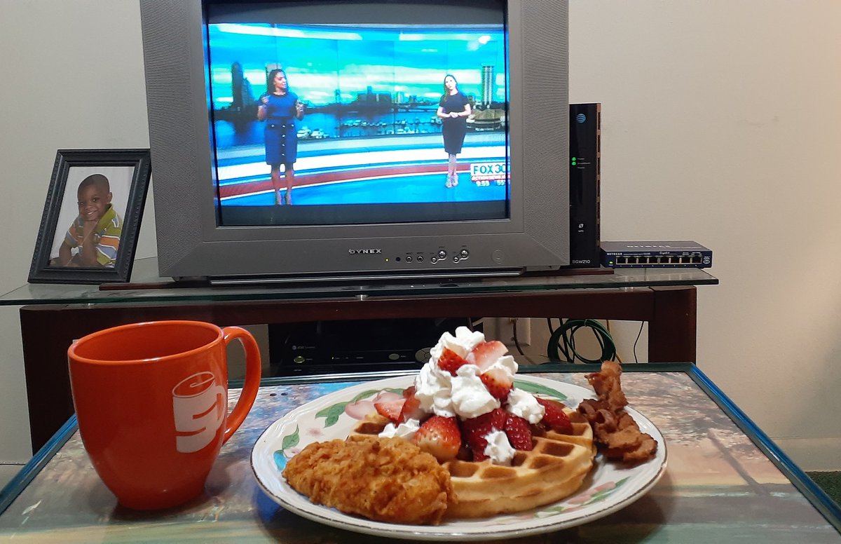 scarabY2k's tweet photo. With an upgrade on the waffle iron (bye bye bobo waffle iron), I had to do breakfast right #ChickenAndWaffles & Bacon #BecauseBacon . YES LAWD! And enjoying my fav. weekend news friends @LorenaANjax @CourtneyANJax @RossFirstAlert
(Plate viewed, is Val's)
#weekend #DietCheatDay https://t.co/IzlbEiqIhN