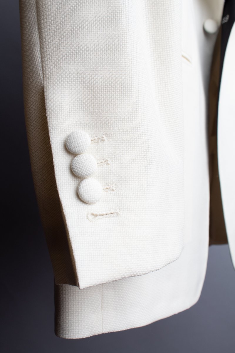 ArticlesofStyle's tweet photo. A closer look at the hopsack dinner jacket.
MORE HERE:
https://t.co/yhr09CTZA9
✂️🇺🇸💯
#Hopsack #DinnerJacket #Tuxedo #Formalwear #Menswear #Tailoring #Style #MensStyle #ClassicStyle #ClassicMenswear #ClassicSuit #MensFashion #AmericanFashion #MadeinAmerica #ArticlesofStyle https://t.co/SSBqof9ms3