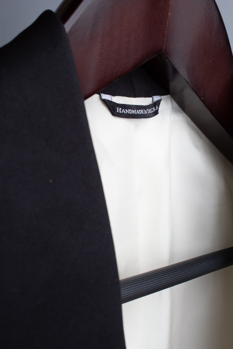 ArticlesofStyle's tweet photo. A closer look at the hopsack dinner jacket.
MORE HERE:
https://t.co/yhr09CTZA9
✂️🇺🇸💯
#Hopsack #DinnerJacket #Tuxedo #Formalwear #Menswear #Tailoring #Style #MensStyle #ClassicStyle #ClassicMenswear #ClassicSuit #MensFashion #AmericanFashion #MadeinAmerica #ArticlesofStyle https://t.co/SSBqof9ms3