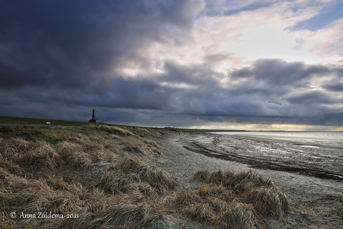 AnnaZuidema's tweet photo. Fraaie wolkenluchten! @BuienRadarNL @Talpaweer #wadden #weerfoto Harlingen strand @Weerplaza @NOS @WNLVandaag #fryslân #friesland #zeedijk #ijsselmeer #cornwerd #kornwerderzand @OmropFryslan @pietsweer @lc_nl #wolken #zon #regen #winter https://t.co/Bny7ffj2UQ