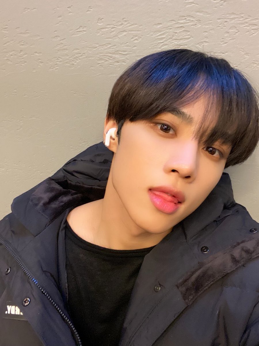[#SUNWOO] Bom dia, Deobis, espero que estejam aproveitando o final de semana para descansar! Eu e os meninos estamos ensaiando bastante para o nosso comeback, mas não vou ficar cansado porque pensar que é tudo para vocês me dá energias, então não se preocupem! ☀️