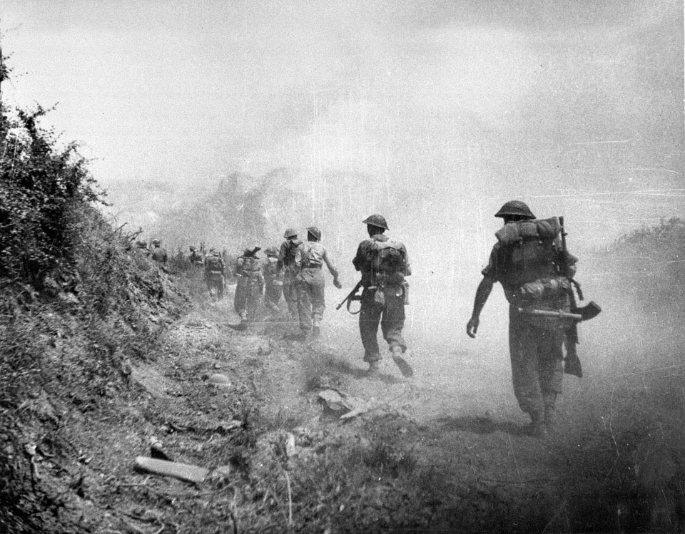 Smoke shells were frequently employed for signalling or screening attacks.Both sides donned gas masks on occasion, as eyes watered & skin crawled, convinced of lethal gas.But no, just a good solid irritant dose of the smoke's byproduct: phosphine gas.*Cassino pic* /19