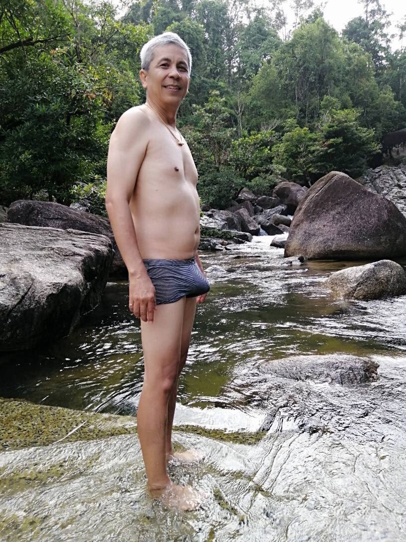 เล่นน้ำตกกันครับ.