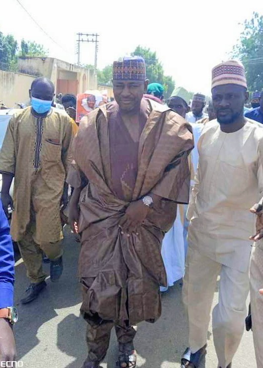 FMonWatch's tweet photo. Hon. Farouk Mustapha earlier today joined thousands well-wishers in attending Alh Gambo Mu'azu (Durbin Katagum) daughter's wedding. Also had a meeting with Itas/Gaɗau LG APC stakeholders.
We wish the couple a happy married life.
Greater APC!
Greater Bauchi State!

#FMonWatch https://t.co/4iBlLVBmrR