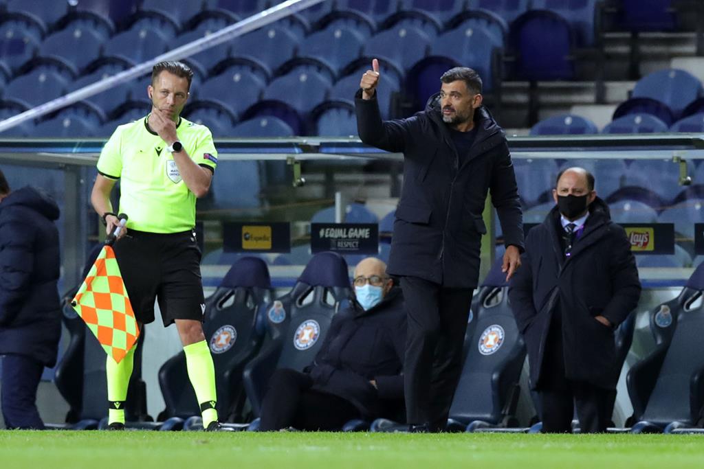 ELEMENTO DO STAFF DO FC PORTO SUSPENSO 30 DIAS POR CRÍTICAS À ARBITRAGEM DA MEIA-FINAL DA TAÇA DA LIGA ❗
https://t.co/3VmNDq6XyZ https://t.co/c14D2IjVF3