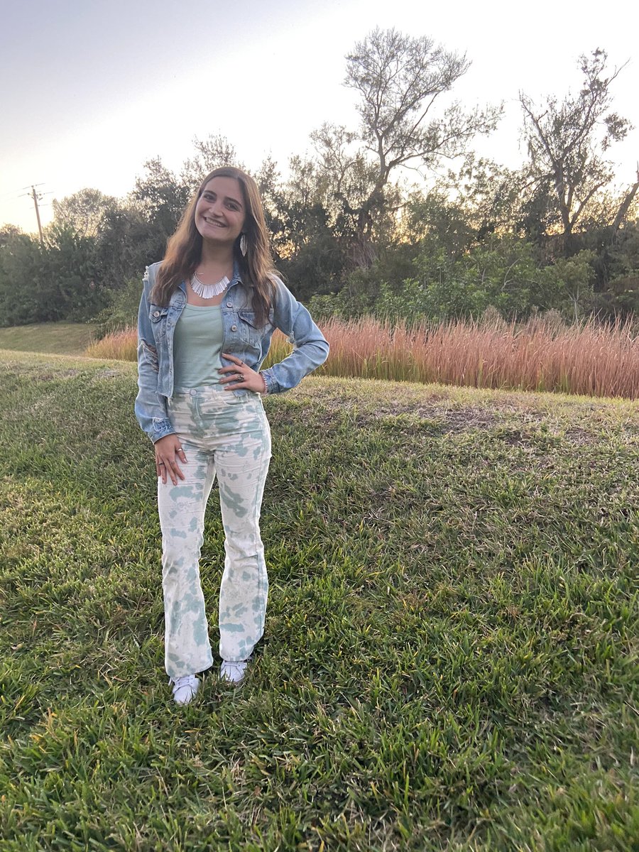 happinessbegan6's tweet photo. I’m reading “Humans” by #brandonstanton right now! Are you reading anything? Share below! 🥰
@forever21 jacket, tank, & pants. @francescas earrings! https://t.co/TRZ2DxaQxP