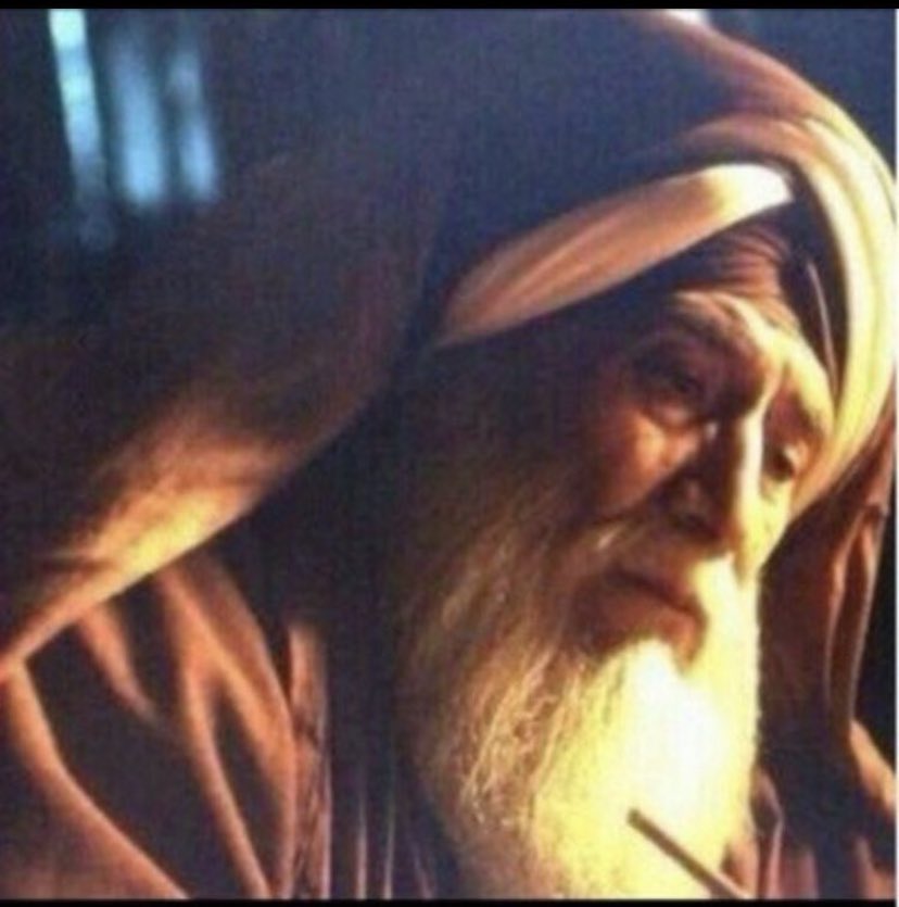 قـال حـكـيـم:

“و إن حدثُوك عن سيئة فُلان ، فقُل :
غفر الله لنا و له ولا تَزِد.”