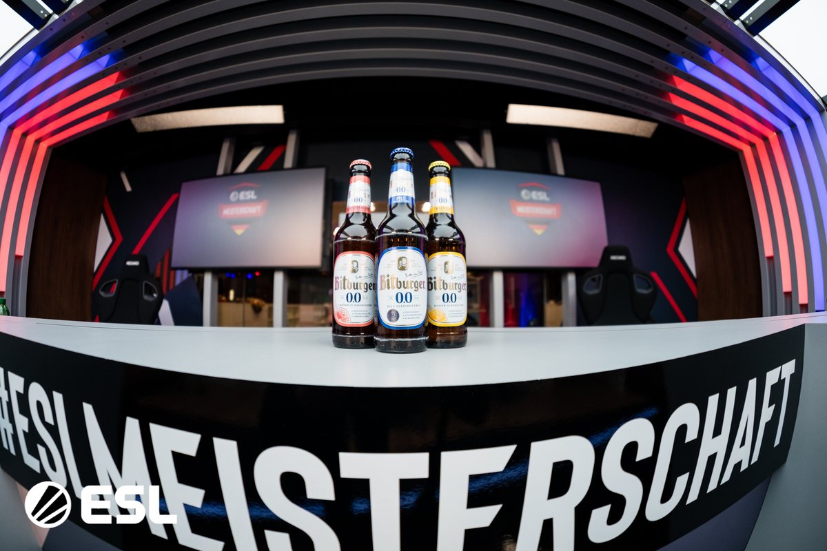 ESLGermany's tweet photo. Prost! 🍻
Mit @bitburger00 bleiben unsere Caster während der spannenden Finalspiele immer Frisch! #ImmerEinBitFrischer #Bitburger00 #ESLMeisterschaft #Warcraft3 https://t.co/tCS2207365