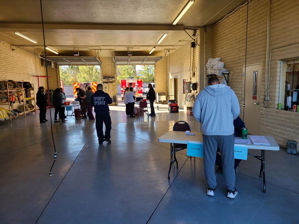 Fryfiredistrict's tweet photo. We're collaborating with @CochiseCollege nursing students and @CochiseCounty Health Department today to vaccinate healthcare providers, 75+, protective services and educators today! #collaborate #vaccinate #fryfire https://t.co/mzC88tjBYQ