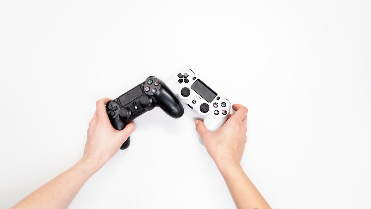 ParentBooster's tweet photo. Bring the fun back into 2021 with some creative fundraising ideas! These ideas can be made virtual to ensure you are having a safe event during this time. Some ideas to try this year:

Game Night Competition 🎲

Karaoke Night 🎤

Game Show Fundraiser 📺 https://t.co/dFmdVmWZsn