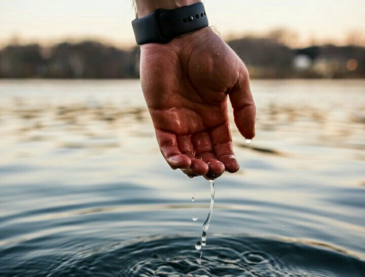 Слушать дай воды. Вода в руках. Вода фото. Вода из реки. Рукой по воде.
