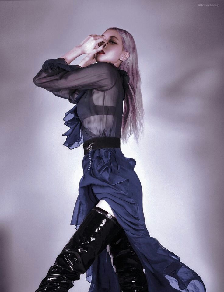 awsularcenneti_'s tweet photo. Ben vokal koçlarını vokali ile ağlatan, golden voice seçilen, netizenlerin best body diye adlandırdığı, ysl'in 59 yıl sonra elçisi yaptığı, dünyaca ünlü Blackpink grubunun ana vokali ve lider dansçısı Roseanne Park Chaeyoung 'un fanıyım💅 
#ROSÉ https://t.co/61hXbCkv0B